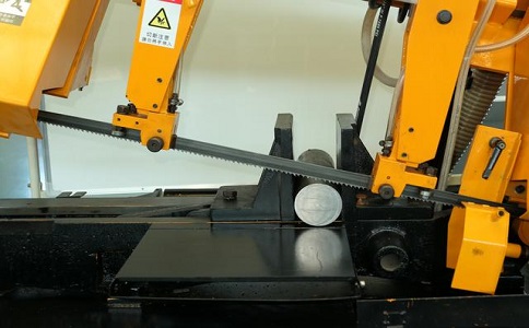 浈江数控带锯床自动送料精度会出现偏差吗？